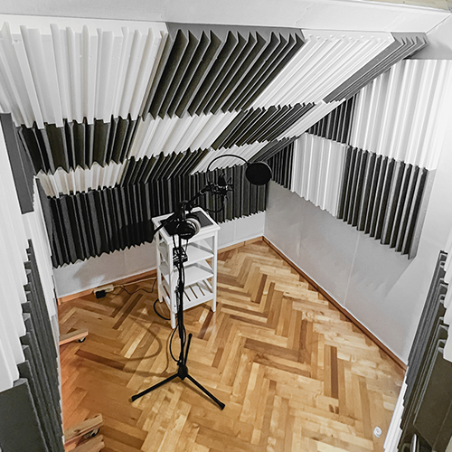 Ein Tonaufnahmestudio und ein Kondensatormikrofon der Marke Neumann.